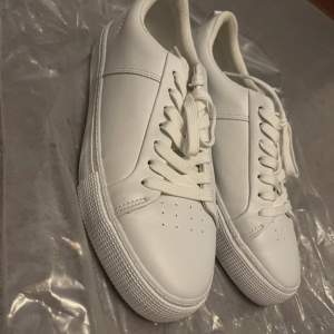 vita sneakers från pull and bear, storlek 40, använda en gång