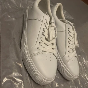 Byxor pull & bear - vita sneakers från pull and bear, storlek 40, använda en gång