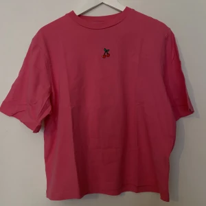 Lazy Oaf cherry T-shirt  - Lazy Oaf cherry T-shirt   Rosa körsbärs T-shirt   Oversized modell   Aldrig använd 