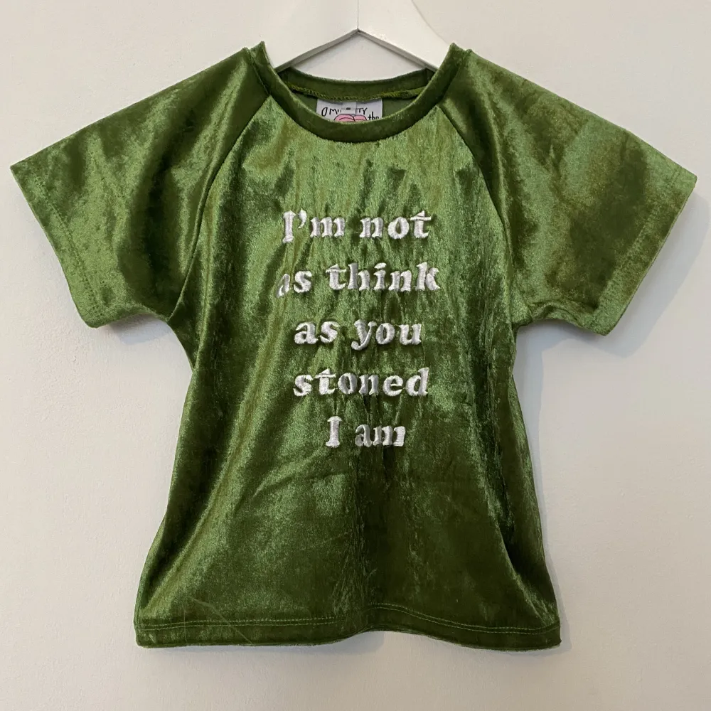 Omighty grön velour T-shirt   I’m not as think as you stoned I am   Aldrig använd   Storlek S ( liten i storleken så mer som en XS )  . T-shirts.