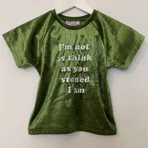 Omighty grön velour T-shirt   I’m not as think as you stoned I am   Aldrig använd   Storlek S ( liten i storleken så mer som en XS )  