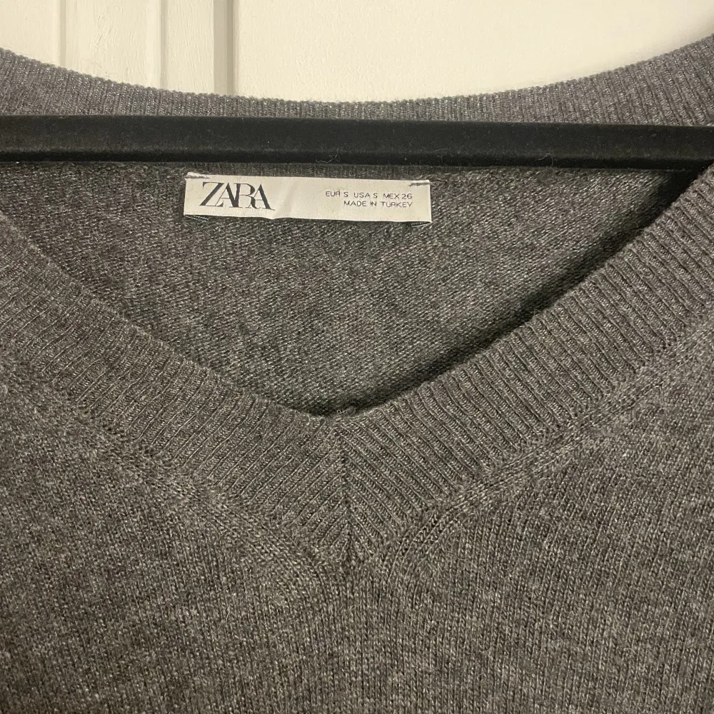 Fin stickad tröja från zara!😊 Säljer då den inte kommer till användning🫶🏻 Så fin och passar till alla tillfällen! Storlek S köpt för 499kr. Stickat.
