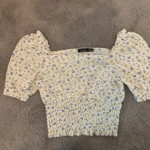 Tröja ifrån Bohoo - Super söt topp ifrån Bohoo, aldrig använd. 