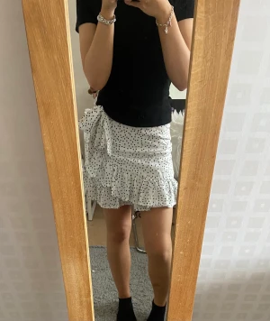 Prickig kjol - Söt vit kjol med svarta prickar på som är i väldigt fint skick. Liten volang samt band man kan spänna åt i midjan hur hårt man vill💕💕💕