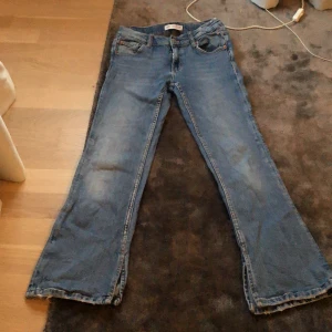 Zara jeans - Hej jag säljer dessa zara jeansen som är i nyskick💕
