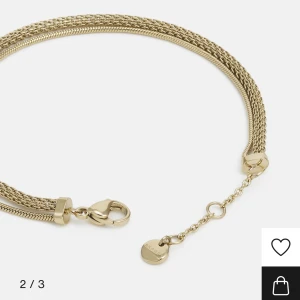 Skagen ✨MERETE armband✨ - Skagen armband, guldfärgat, stål matrial. Använt väldigt få gånger ✨. Allt som ni ser i bilderna medförjer. Nypris 799kr 