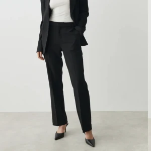 Populära straight trousers gina - Populära svarta kostymbyxor ”straight troursers” från Gina tricot i storlek 42. Knappt använda då de är för stora. Frakt tillkommer 