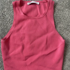 Rosa topp - En rosa topp från zara. Storlek M men passar mig som vanligtvis har S. Aldrig använd!💓