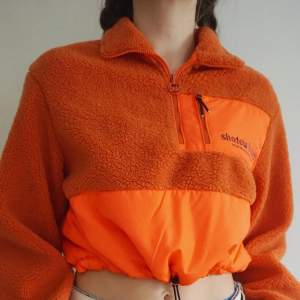 Cool orange jacka som är perfekt som jacka eller som hoodie