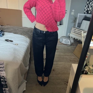 Satinbyxor - Ascoola byxor i satin från Replay. Perfekta till fest med en snygg topp, eller till vardags med en stickad tröja. Jätteskönt material och i gott skick. Använder tyvärr sällan och tycker därför att de förtjänar en ny ägare!😇