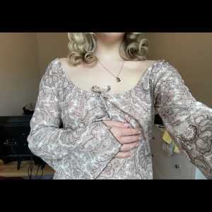 Långärmad offsholder topp - Såå skön och snygg tröja. Går att justera och dra ihop så den sitter tajtare😍vida ärmar 