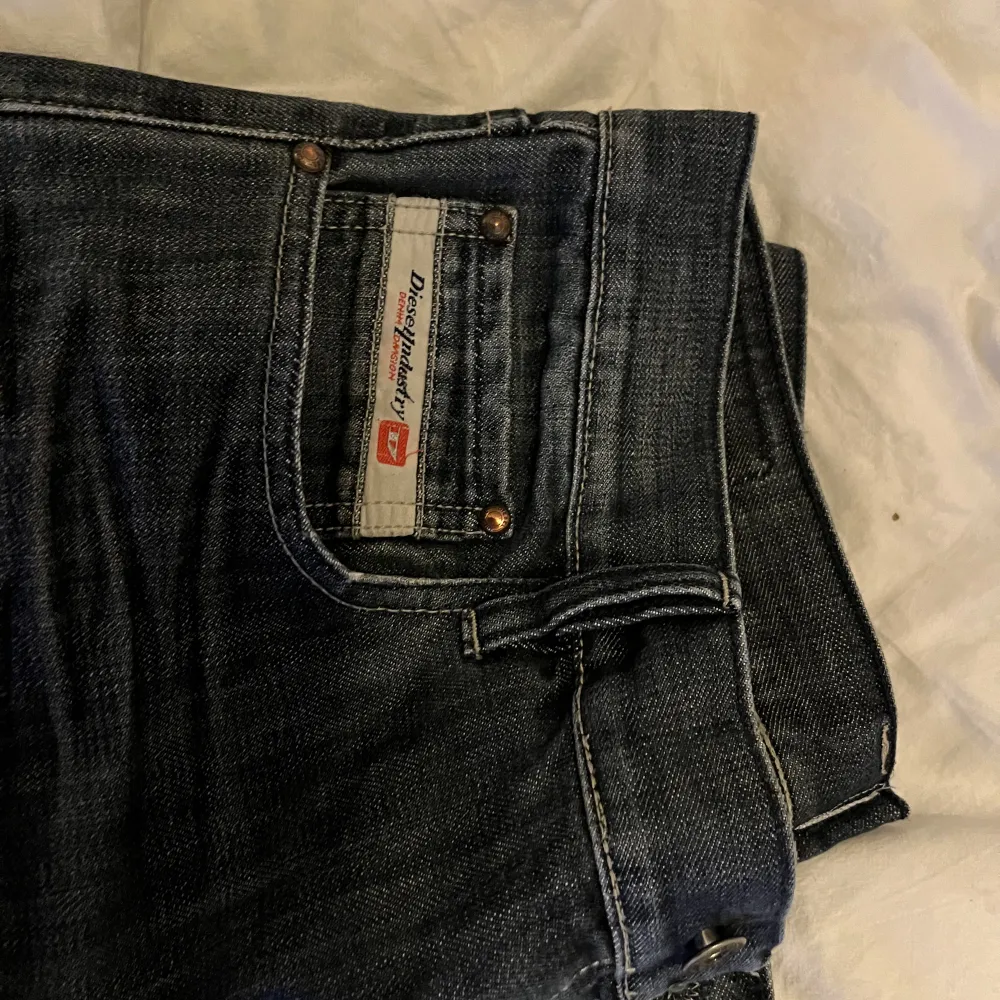 Coola diesel jeans som sitter lite lågmidjat står storlek w34 i men sitter som w31 L32 då jag sytt in dom man kan ta bort instningen om man vill men dom är jätte sköna och snygga . Jeans & Byxor.
