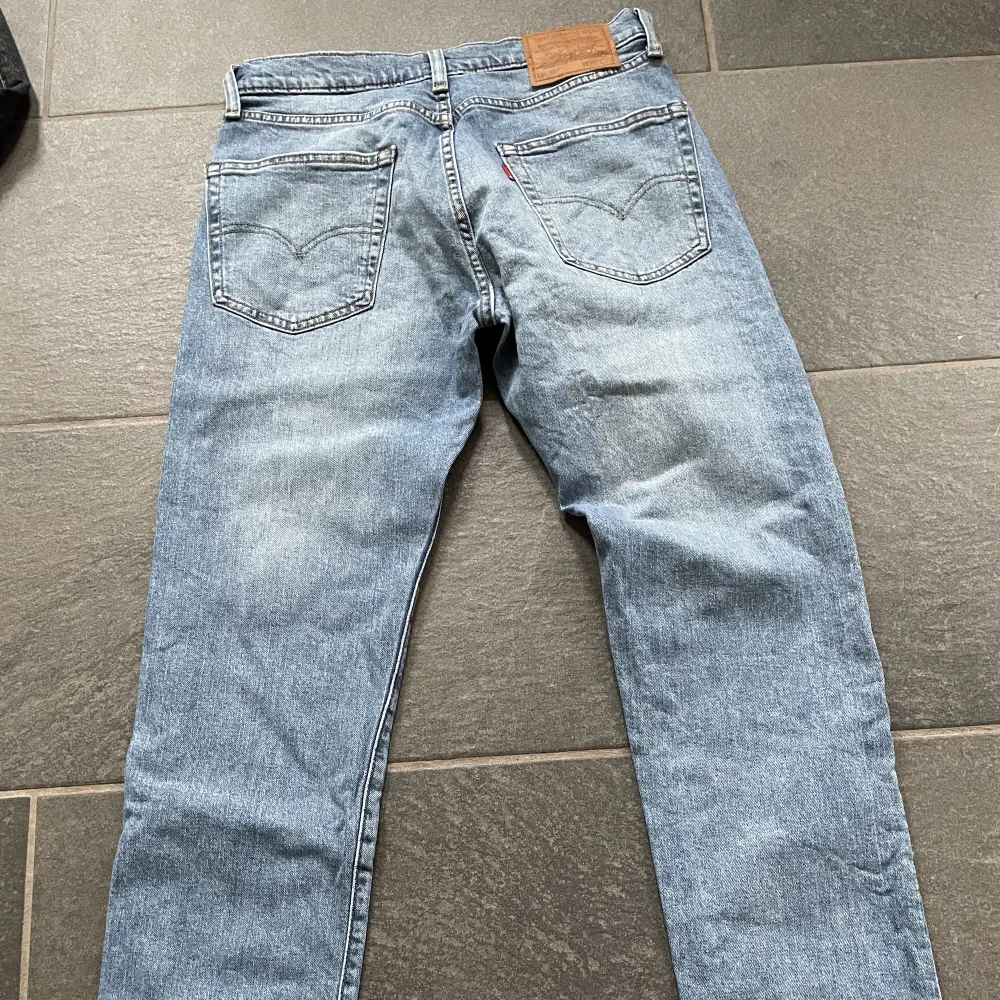 Hej! Säljer ett par skit snygga Levis jeans. De är en 502 modell och har dragkedjan. Hör av dig vid frågor eller funderingar!. Jeans & Byxor.