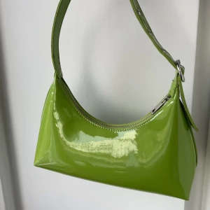 Grön väska  - Köptes i New York, sparsamt använd.  Ca mått: 20cm hög, 28 cm bred