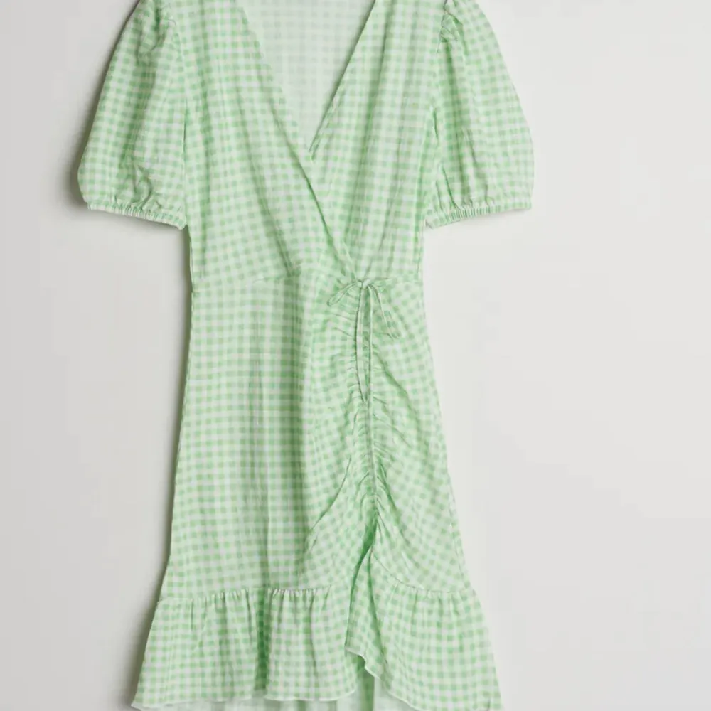 Köpte denna sommar klänningen på Gina tricot! Använd 2 gånger och perfekt till sommaren. Klänningar.
