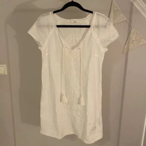 Vit klänning från odd Molly  - Den perfekta skolavslutningsklänningen från odd Molly. Stl 0, motsvarar xs.