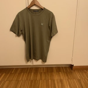 Acne t-shirt  - Tja Säljer min acne t-shirt, som är i mycket bra skick.  Använd Max 5 gånger storlek M