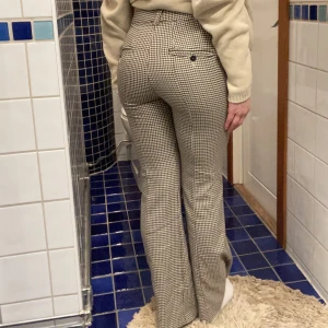 Kostymbyxor  - Utsvängda rutiga kostymbyxor