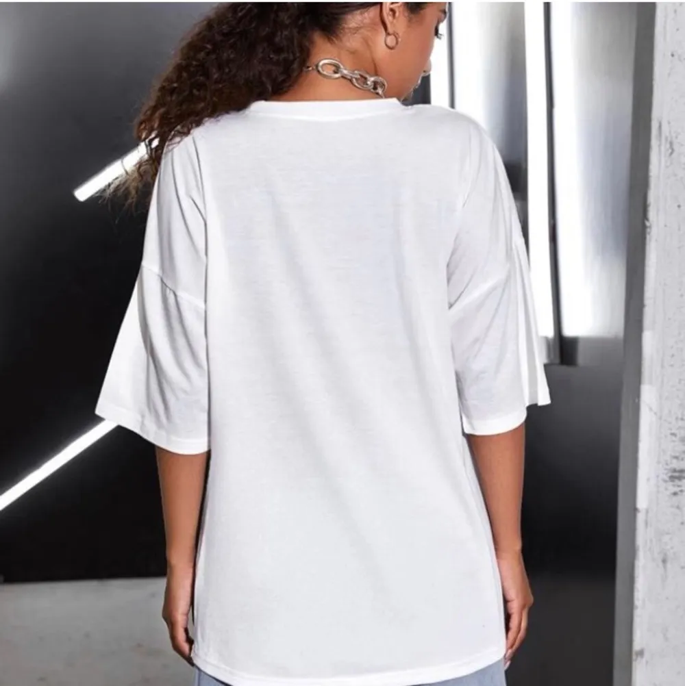En sipersnygg grapic tshirt från shein😍köptes för 100kr men säljer för 60kr, i Xs men den är lite ovrersized, möts även upp i sthlm😍. T-shirts.