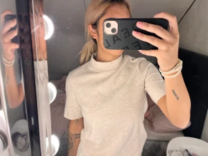 Stickad topp  - Säljer denna populära ifrån zara. Den är stickad och är o färgen vit/beige. Storlek m men passar Xs-S mer.