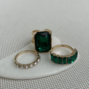 Ringar i guld  - Guld ringar med grönt motiv, super gulliga men dom var lite för tajta för mig. Det var one size när jag köpte dom så vet inte exakta storleken