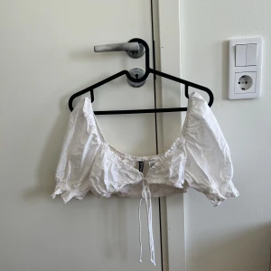 Söt topp  - Köpt på Nelly, använd fåtal gånger 