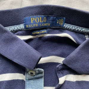 Ralph Lauren piké  - Säljer nu min Ralph Lauren piké i storlek S. Den är i använt skick, har endast några små hål under armen (se bild 3). Nypris på denna är 899kr, säljer för 150kr.  Tveka inte att höra av dig vid funderingar!