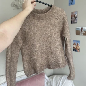 Mohair tröja - Beige💫 - En tjock tröja som tyvär krympt lite i tvätten, är numera en XS/XXS istället för en S💫
