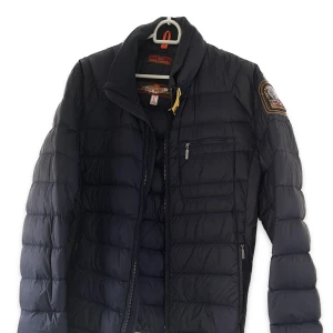 Parajumpers lightweight L - Knappt använd lättviktsjacka herrmodell i L. Mörkblå. Originalpris ca 4000:-
