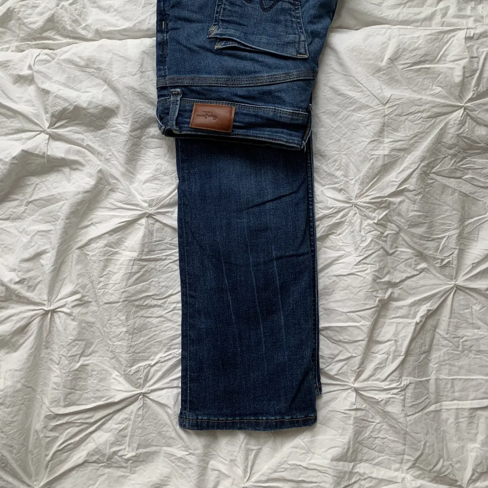 Lågmidjade blå jeans, dem är ganska tajta och nästan skinny. Men i nyskick🤍. Jeans & Byxor.
