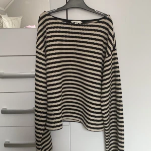 Tröja - Säljer denna fina tröjan från hm, den är använd en gång. Frakten ingår💞