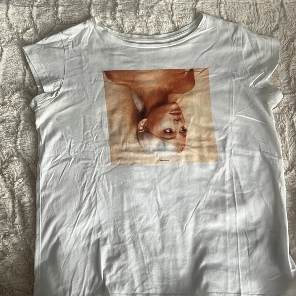 Den är från min Ariana Grande merch collection, inte så mycket använd och den är köpt från h&m. . T-paidat.