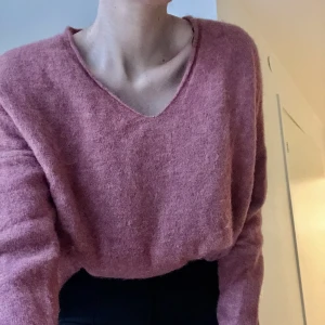 Rosa stickad tröja 🎀 - Stickad tröja med snygg v-ringning. Använd ett fåtal gånger. Passar perfekt en sval sommarkväll 🌅