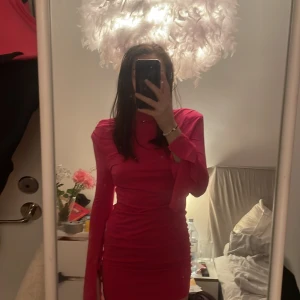 Snygg klänning till pink-party - Jättesnygg klänning som passar perfekt till pink party i sommar! Helt ovanvänd med lapp kvar! Storlek 38 från asos