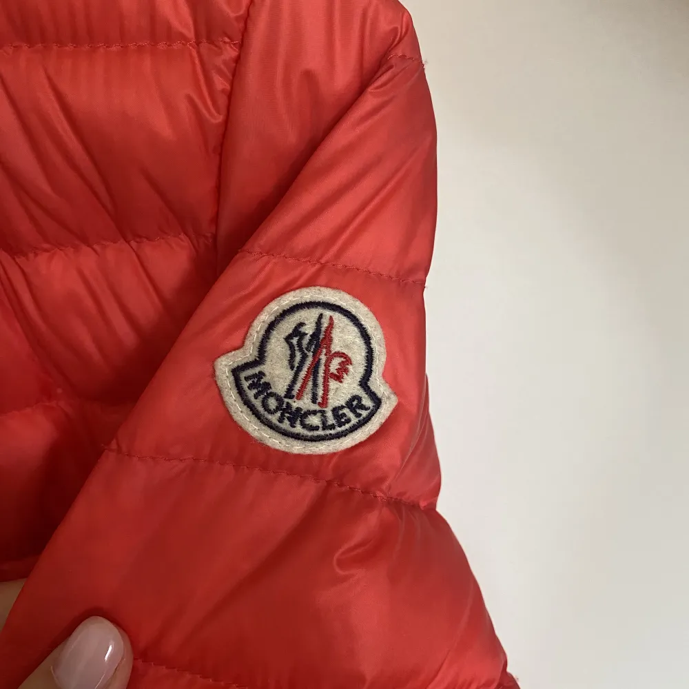 En röd moncler jacka i storlek xs. QR-kod finns. Säljer pga att den inte kommer tlll användning. Inga defekter. Skriv för fler bilder. Ljuset gör inte färgen riktigt rätt. Köparen står för frakten, inga retuer.🥰. Takit.