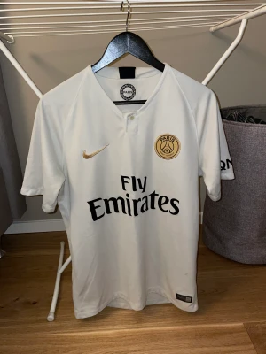 Psg matchtröja  - Psg thshirt storlek M. Äkta, köpt på unisport. Knappt använd, den är nyskick. Ligger och dammar bara.