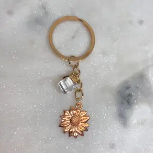 kolla in denna vackra handgjorda nyckelring. Varför inte ge den vardagliga nyckelring en estetisk uppgradering :) Checka gärna min profil för fler designer <3 Gör alla själv för hand, skriv vid frågor Ansvarar ej för postens slarv