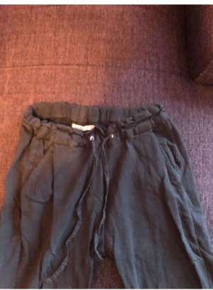 Mjukis byxor  - Mjukis byxor i storlek M. Är i bra skick vet inte vart dom kommer ifrån.