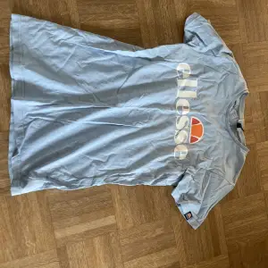 Ellesse T-Shirt, säljer eftersom den är för liten, använt den ett flertal gånger, funkar perfekt inga märken eller spår på den som förstör tröjan👍🏻