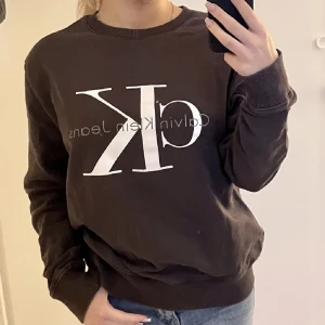 Sweatshirt  - Brun sweatshirt från Calvin Klein i storlek s 