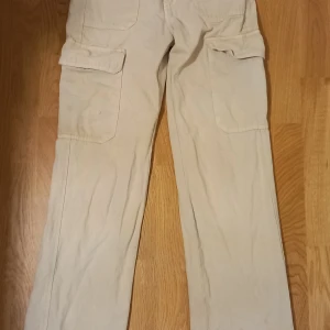Beiga cargos - Dem är lite lite bruna på ena fickan men de syns inte har tagit på mig den förut men slutade pågrund av att den blev för liten för mig,kan bara med upphämtning pågrund av min ålder  Akalla-hallonbergen gäller upphämtningen och tar bara cash