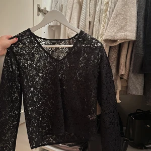 Blus  - Så snygg blus med spets från MQ, aldrig använd!💖storlek xs men passar dig om du har s vanliga fall