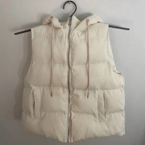 Vit dun väst - En in princip oanvänd off white dunväst. Någåt smutsig vid kragen. St L. Köpt för 699kr