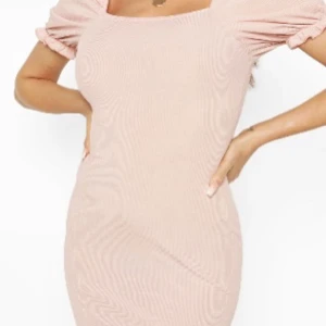 Rosa klänning - Klänning från boohoo, använd en gång, fint skick, strl 36, volanger i ärmarna 