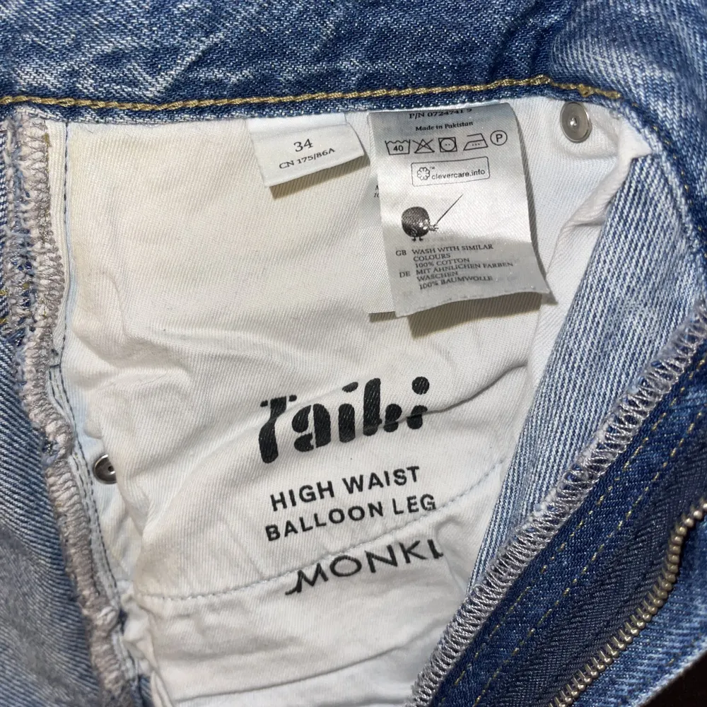 High waist balloon leg jeans från Monki. De är använda 2 gånger max och är i bra skick. Bara att höra av dig om du har frågor!💕. Jeans & Byxor.