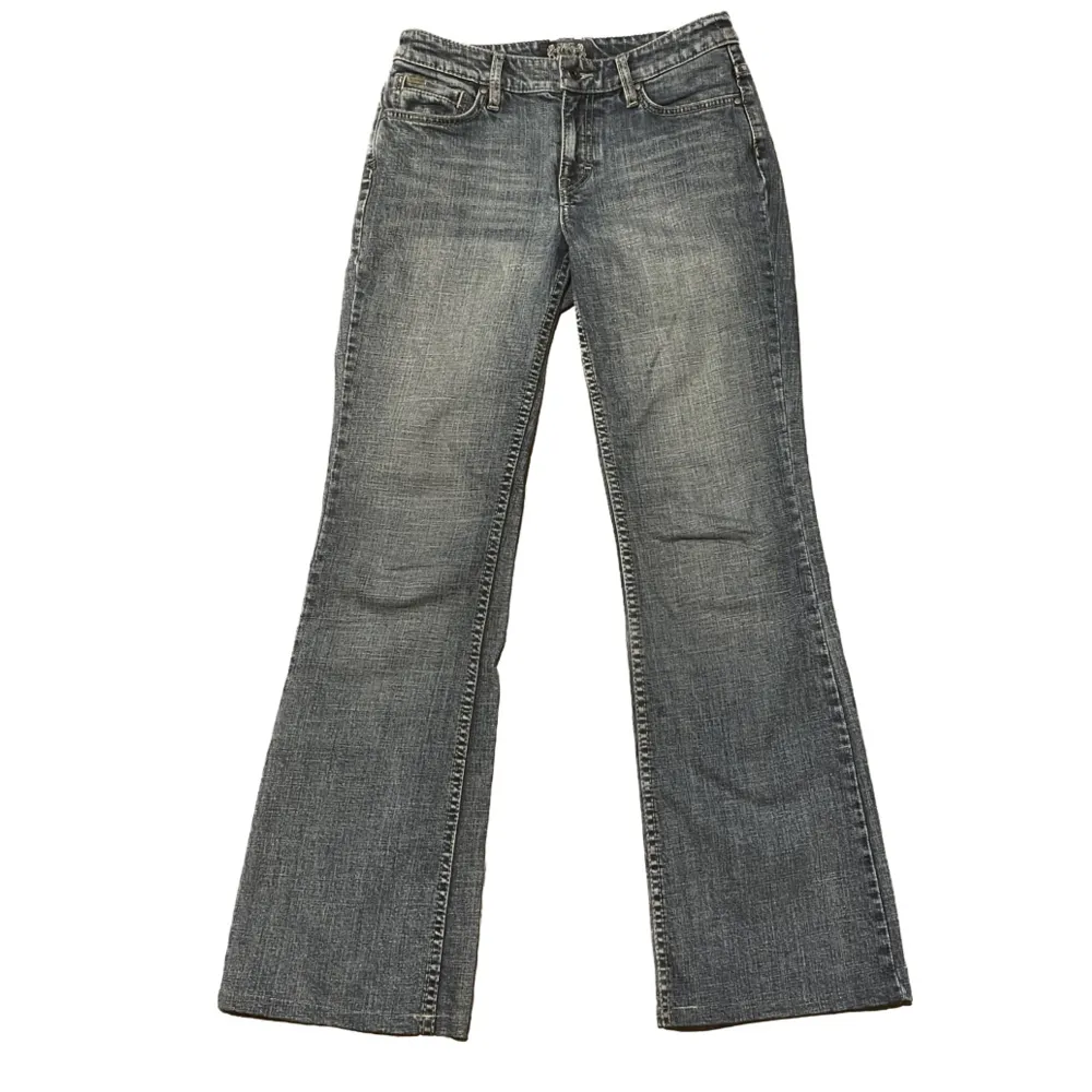 Trendiga mid waist jeans från ESPRIT i strl S. Nästan nyskick då de endast är använda ett fåtal gånger. Midjemått tvärs över: 37cm Längd: 102 cm Innebenslängd: 76 cm ✨Möts upp i Stockholm✨. Jeans & Byxor.