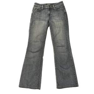 Trendiga mid waist jeans från ESPRIT i strl S. Nästan nyskick då de endast är använda ett fåtal gånger. Midjemått tvärs över: 37cm Längd: 102 cm Innebenslängd: 76 cm ✨Möts upp i Stockholm✨