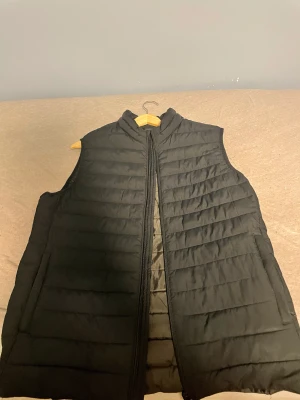 Väst - Säljer min svarta bäst köpt från jack n jones i storlek S där den var för stor för mig, kan mötas up i Stockholm.