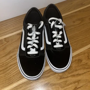 Svarta vans  - Svarta Vans storlek 38. Använda ett fåtal gånger.  