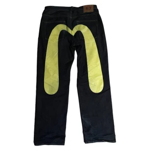 evisu jeans - rätt bra skick ändå skulle jag säga det är stora i midjan men har man bälte löser det sig, om det finns frågor skriv